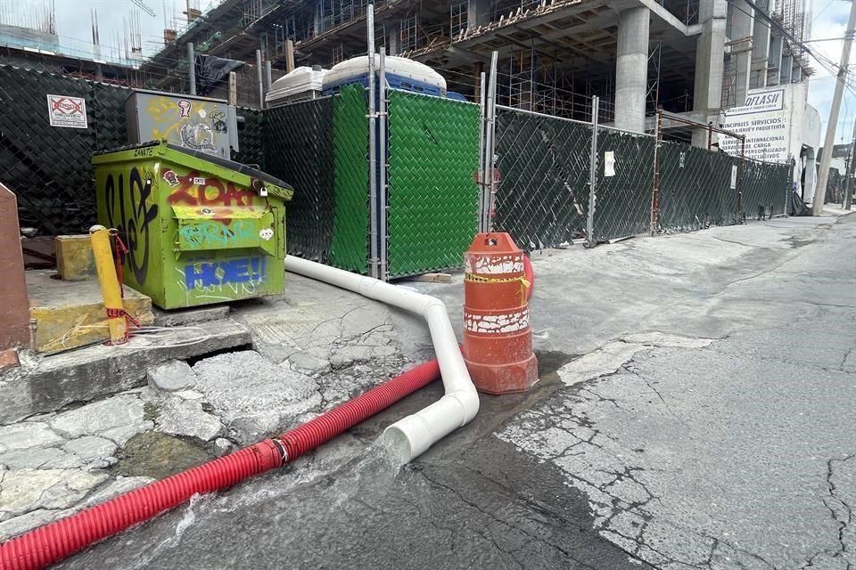 Los vecinos del desarrollo inmobiliario ubicado en el Centro pidieron que se utilice el agua que brota del venero.