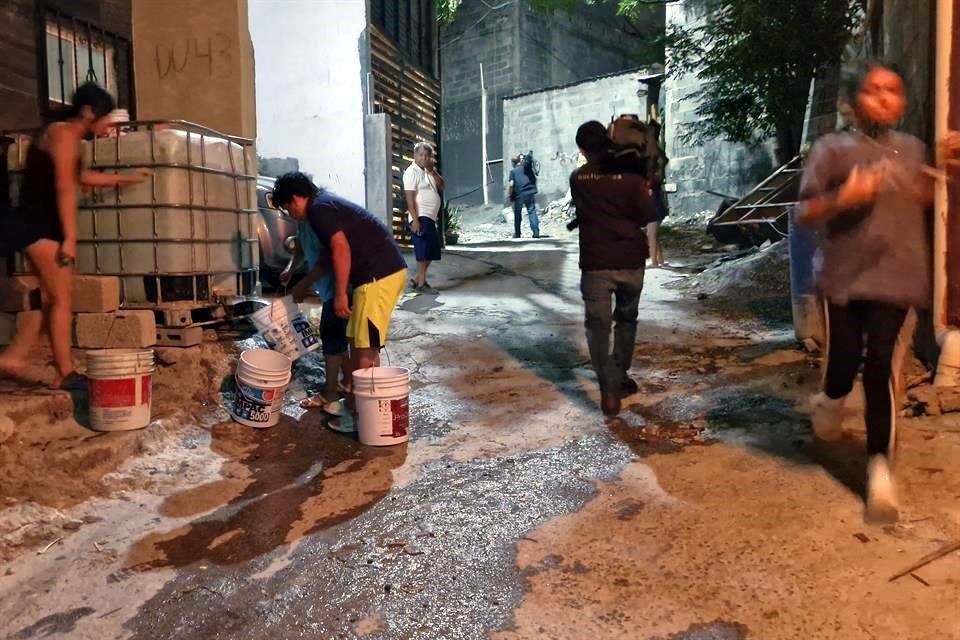 Con tinas de agua y mangueras, hombres y mujeres corrían de una casa a otra hasta el lugar del incendio.