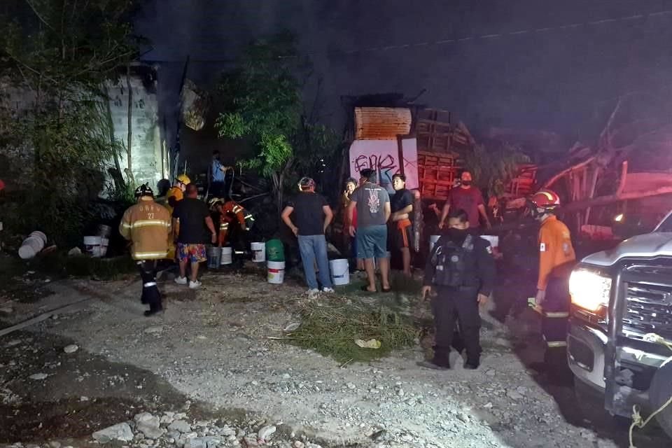 El fuego comenzó en la calle Cañada Brasil desde donde se propagó rápidamente, por lo que vecinos de la Colonia Cima de las Mitras se movilizaron rápidamente para tratar de sofocar el siniestro.