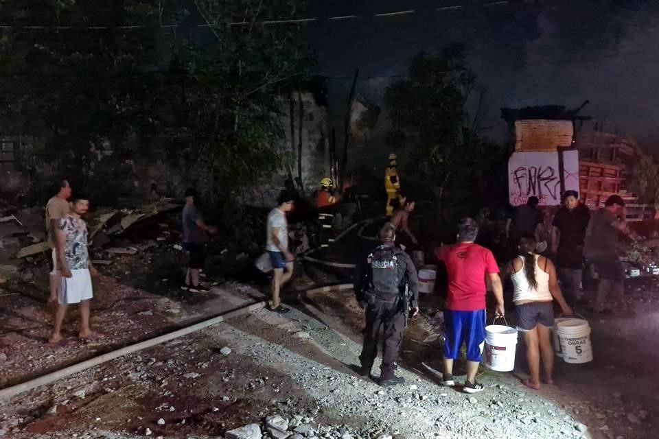 Con la colaboración de vecinos y socorristas, el fuego fue extinguido casi 30 minutos después.