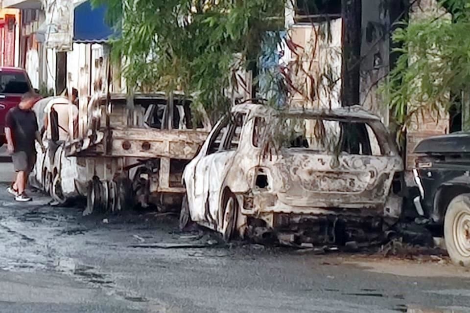 El fuego consumió cuatro vehículos en su totalidad, tres de los cuales estaban estacionados por la Avenida Guadalajara.