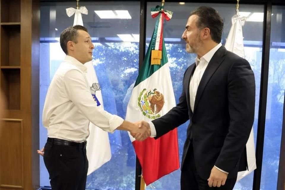 El Alcalde emecista Luis Donaldo Colosio (izq.) recibió en su oficina al Alcalde electo, el priista Adrián de la Garza.