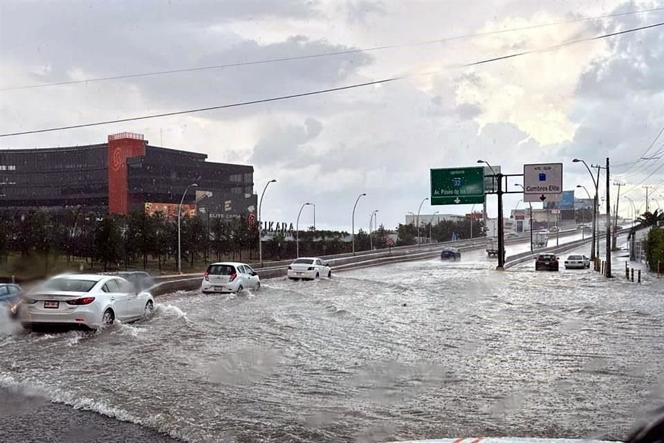 En Cumbres Elite, Protección Civil apoyó a dos vehículos varados.