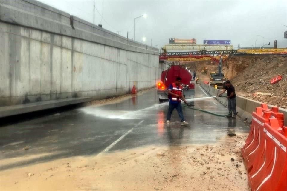 Cerca de las 16:20 horas el agua disminuyó y personal municipal cerró el carril habilitado para poder limpiarlo.