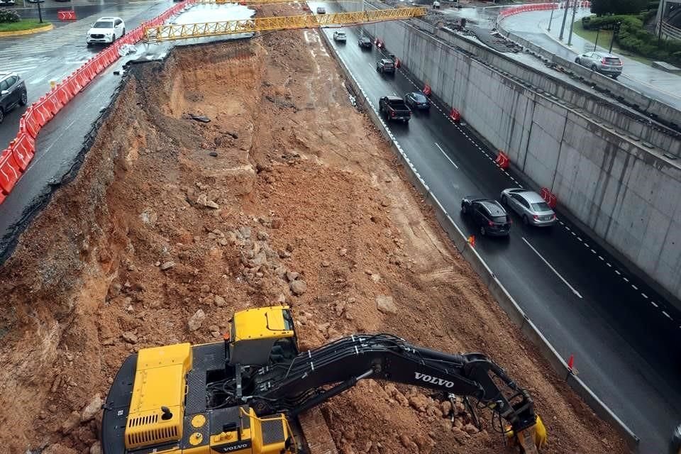 Tras horas de limpieza por personal de la obra, los carriles fueron reabiertos a la circulación.