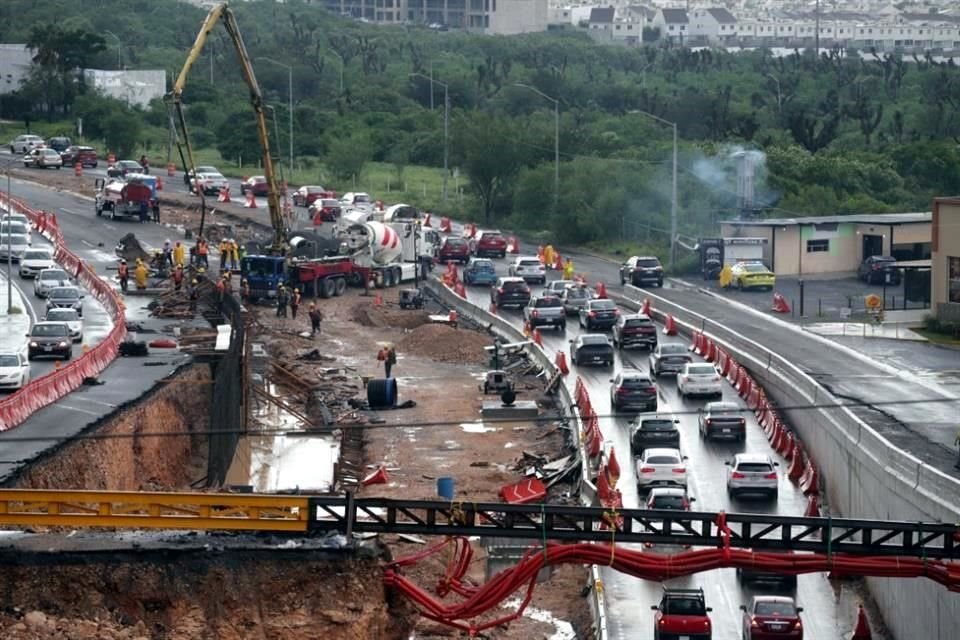 Tras horas de limpieza por personal de la obra, los carriles fueron reabiertos a la circulación.