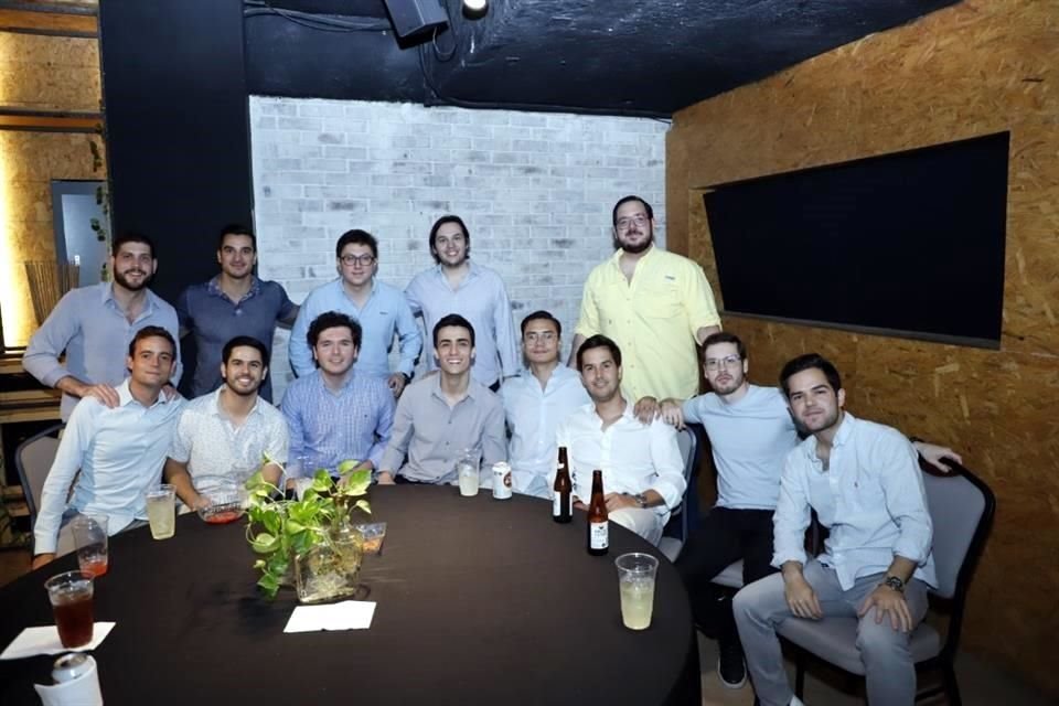 El festejado, sentado al centro, con un grupo de amigos.