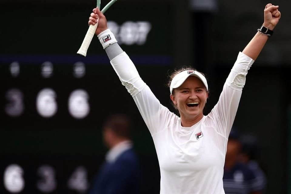 Barbora Krejcikova, de la República Checa, celebra su victoria contra Elena Rybakina, de Kazajstán.
