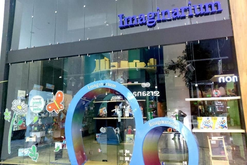 Sin que personal de seguridad del centro comercial hiciera algo, 7 mil 500 juguetes de la tienda Imaginarium fueron robados, en Paseo Arcos Bosques, Cuajimalpa.