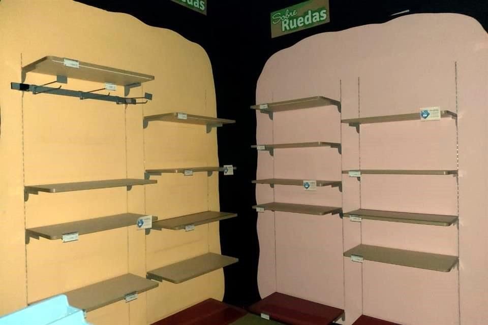 Estantes donde había juguetes quedaron vacíos tras el robo.