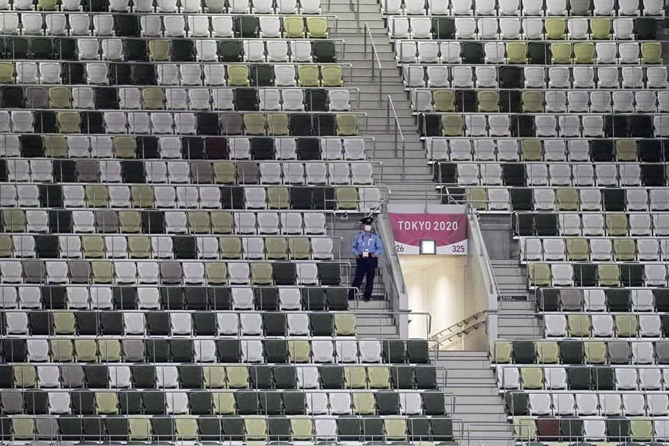 Algunos elementos de seguridad en las tribunas.