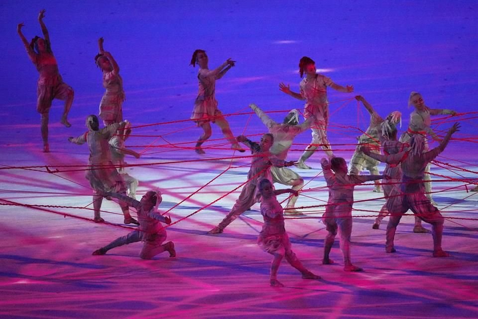 Luces, música y baile en la ceremonia.