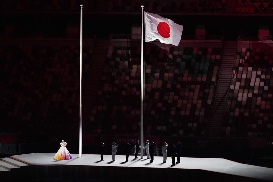 La bandera del Sol Naciente fue la primera en izarse.