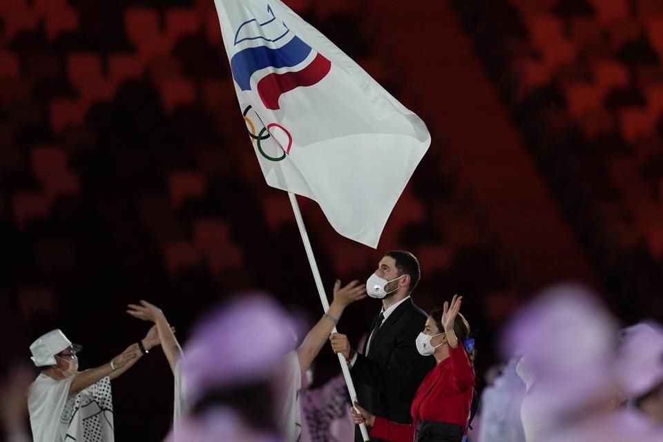 La delegación rusa desfiló bajo la bandera del COI por las sanciones impuestas.