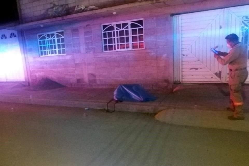 Dos sujetos a bordo de una motoneta interceptaron a un hombre, de 30 años, quien caminaba por calles de Ecatepec y le dispararon en repetidas ocasiones.