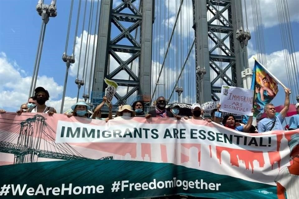 Mil inmigrantes cerraron el puente de Manhattan en Nueva York para exigir al Gobierno que apruebe una reforma que les otorgue la ciudadanía.