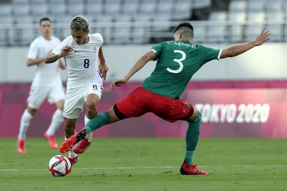 César Montes sabe que el equipo mexicano no debe caer en esa confianza que generó el triunfo ante Francia.