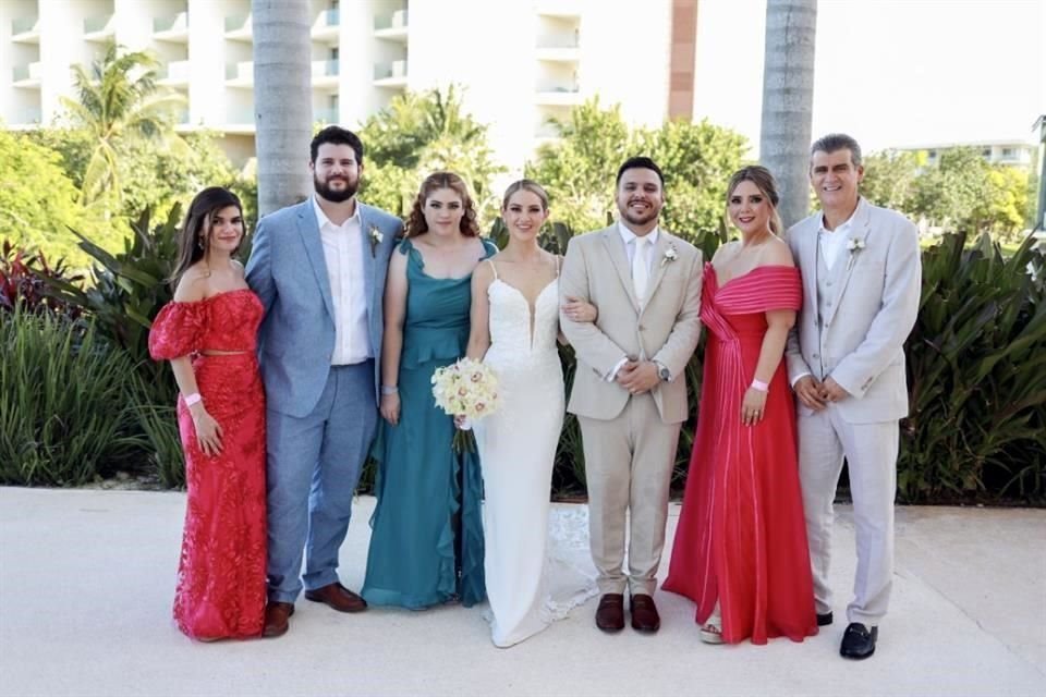 Abril Sánchez, Mauricio Sáenz, Valeria Sáenz, Andrea Sáenz, René Villarreal, Mayra Cortés de Sáenz y Mauricio Sáenz