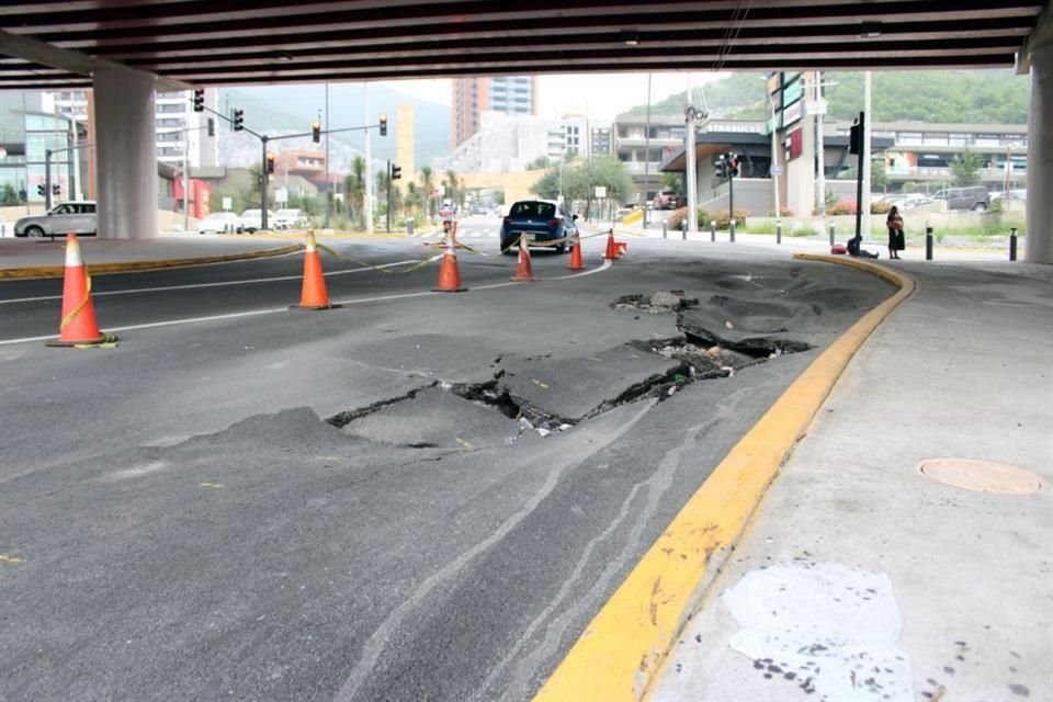 A dos meses de su restauración y tras el paso de la Tormenta Alberto, el denominado 'Cruce Seguro', en Anillo Periférico y Boulevard Rogelio Cantú, en Colina de San Jerónimo, luce con daños severos.