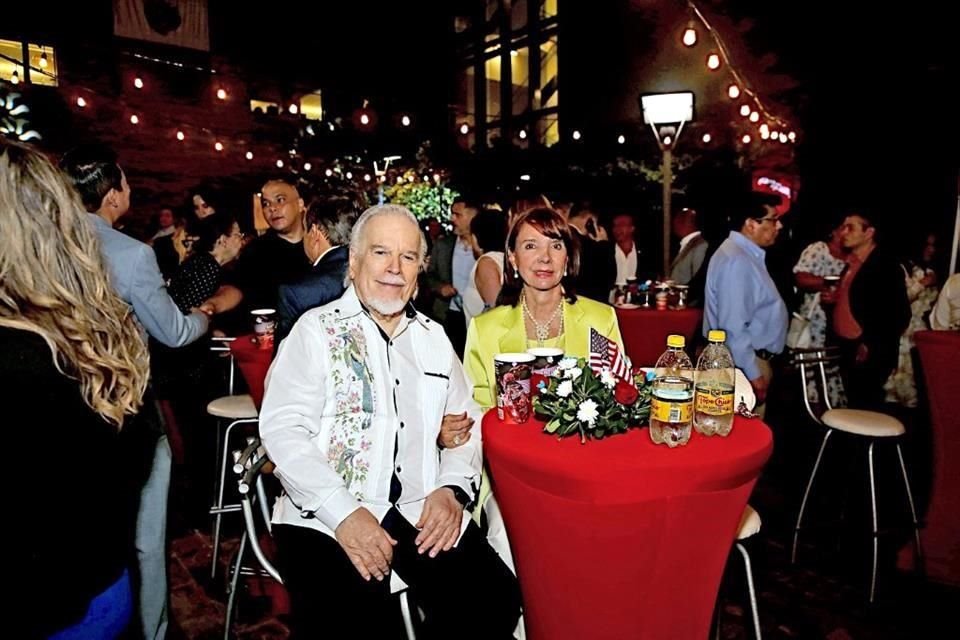 Gustavo de la Garza y Carmen Bortoni de De la Garza