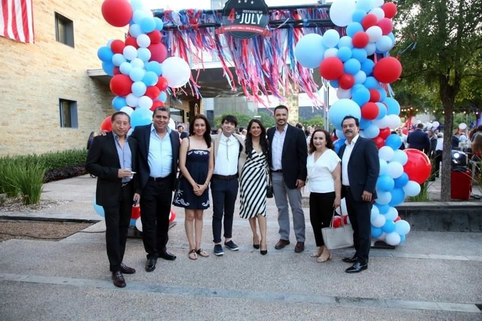 José Luis Otema, Darío de la Garza, Talia Romero, Aldo Valdés, Jazmín Cárdenas, Carlos Vargas, Norma Corral y Martín Atienzo