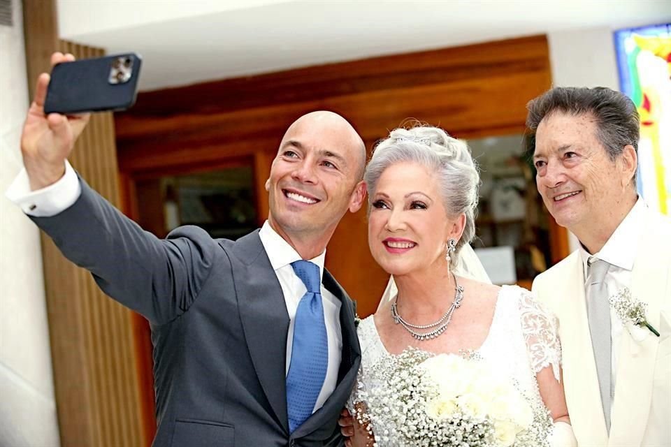 Fernando García Sada junto a sus papás Catalina y Eduardo