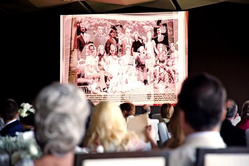 Durante la fiesta se proyectó un video con fotos de diferentes momentos que ha vivido la pareja.