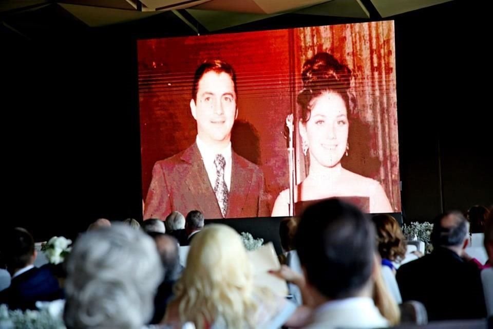 Durante la fiesta se proyectó un video con fotos de diferentes momentos que ha vivido la pareja.