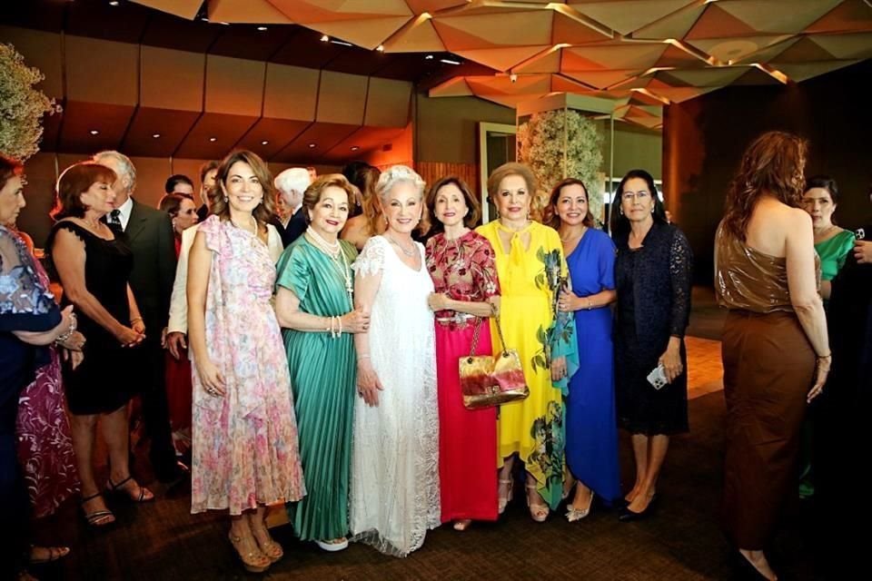 Rebeca Martínez de García, Abigail Plascencia de Larios, la festejada, Irma Adame, Rebeca Gómez de Martínez, Abigail Larios de Covarrubias y Cristina García de González