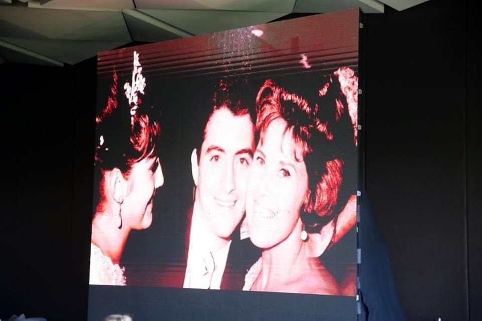 Durante la fiesta se proyectó un video con fotos de diferentes momentos que ha vivido la pareja.