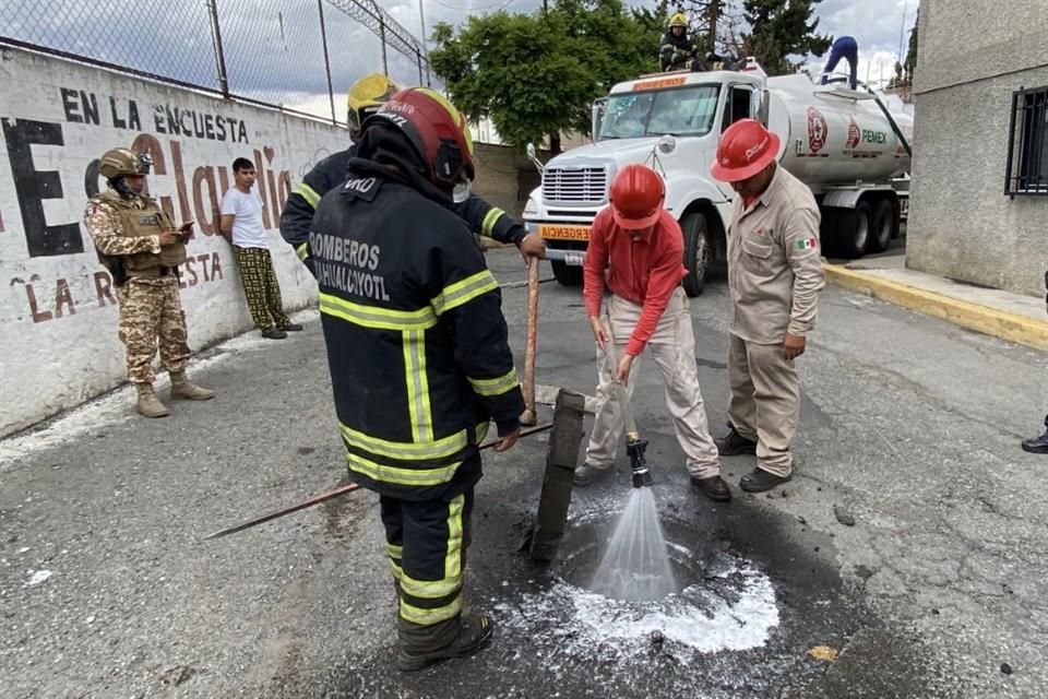 El olor a combustible persiste en colonias aledañas al AICM, pese a labores de limpieza y clausura de vivienda con reporte de ordeña.