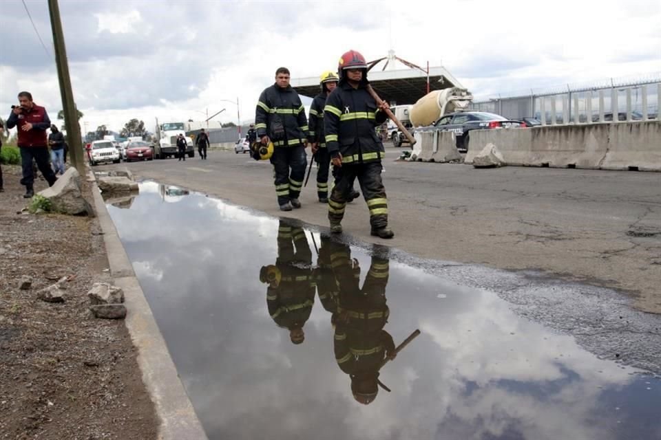 Bomberos participaron ayer en las labores de limpieza que se realizaron con jabón en alcantarillas en Ciudad Lago, en Neza.