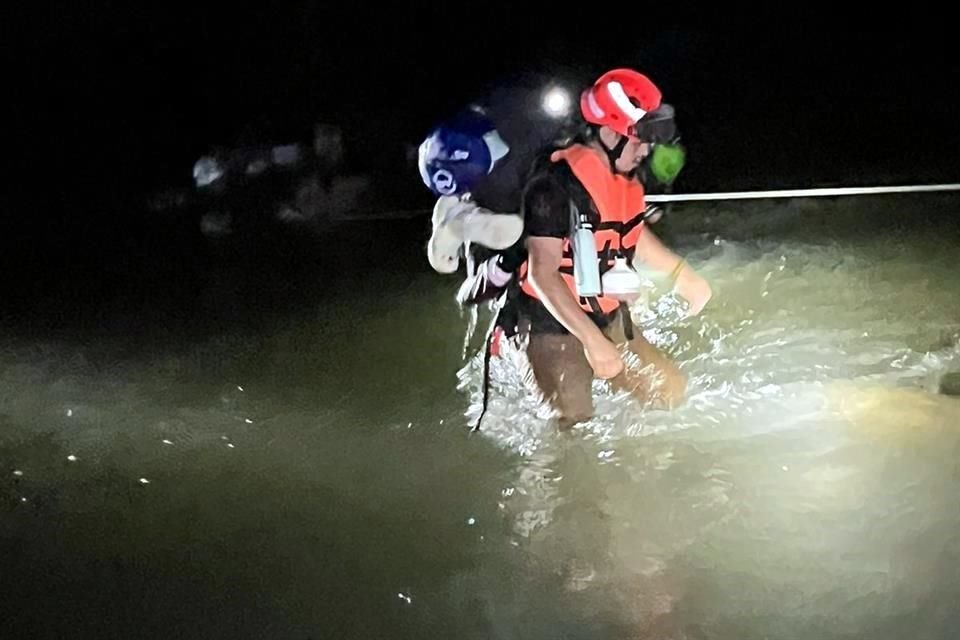 Utilizando cuerdas, los rescatistas fueron cruzando uno por uno a los jóvenes hasta ponerlos a salvo.