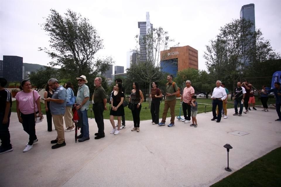 El primer grupo de visitantes estuvo integrado por unas 50 personas.