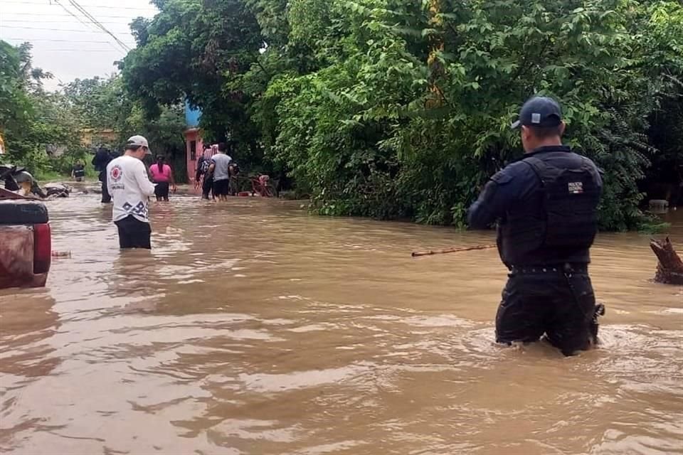 Las fuertes lluvias provocadas por la onda tropical número 8 inundaron la zona norte de Veracruz debido al desbordamiento de los ríos Pantepec y Cazones.