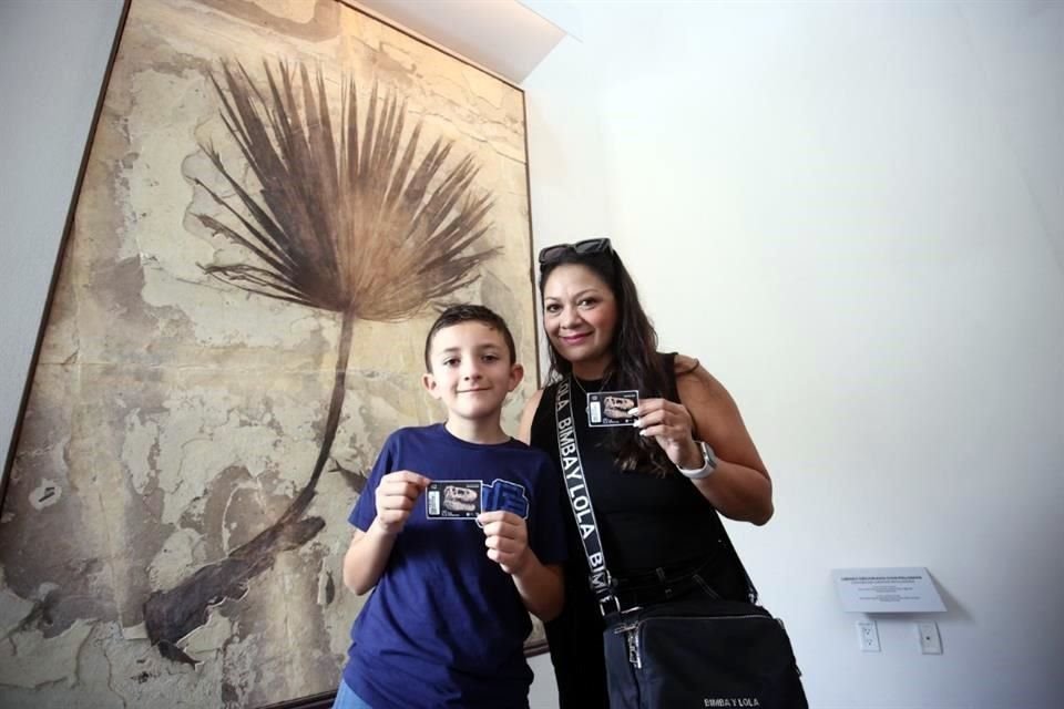 Familia presumiendo sus entradas del museo.