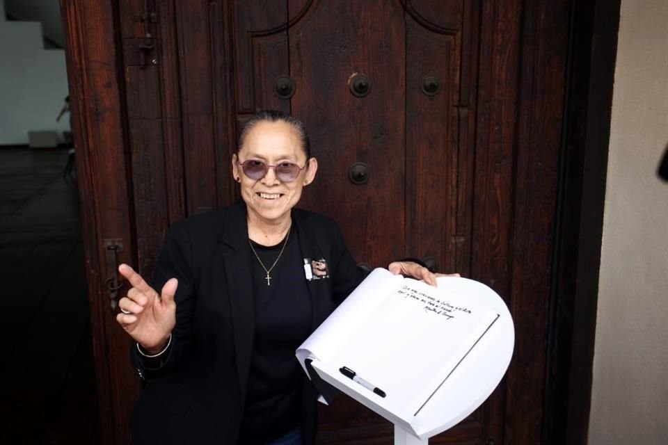 Martha Eugenia Cornejo Elizondo fue la primera en entrar y escribió en el diario de visitas su mensaje.