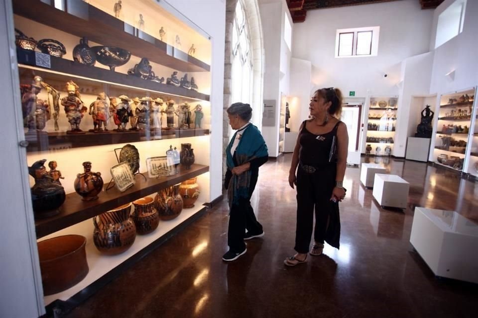 La gente disfrutó de las colecciones de arte popular (foto), antigüedades, fósiles y monedas de cobre.