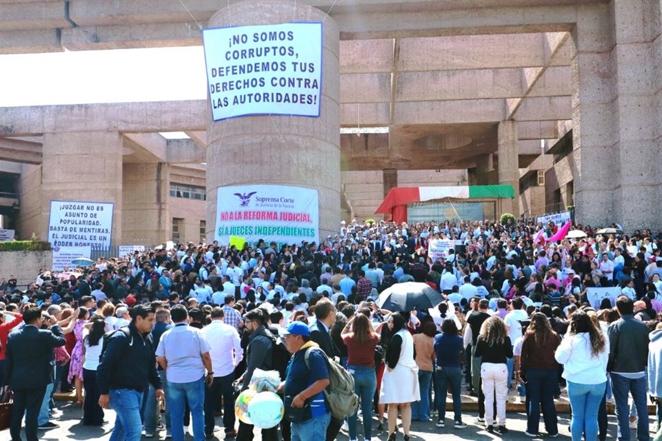 Más de 200 integrantes del Poder Judicial de la Federación se manifestaron frente al Palacio de Justicia de San Lázaro en contra de la reforma judicial.