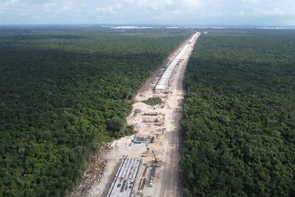 Trabajadores del Tren Maya en su Tramo 5, que va de Cancún a Tulum, protestaron en la carretera 307 en busca de mejores condiciones.