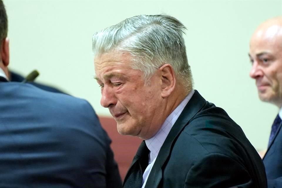 Alec Baldwin mandó mensaje tras ser anulado el juicio en su contra por homicidio involuntario, agradeciendo a quienes lo han apoyado.