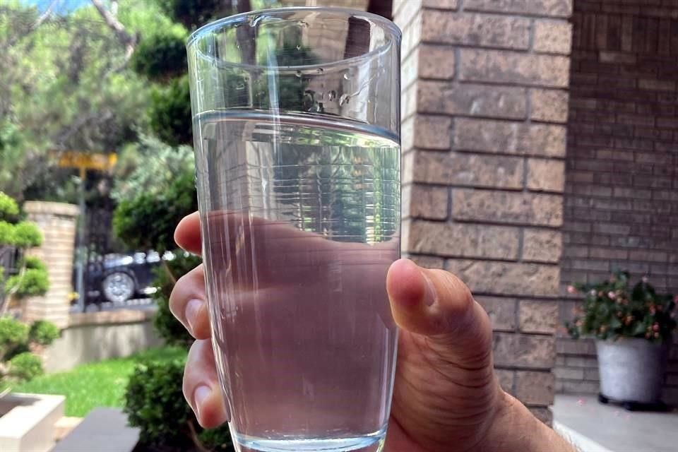 Si no encuentras agua purificada en las tiendas, no tienes un sistema de filtración, si el líquido de la llave sale muy turbio o ya no quieres gastar, aprende a filtrarla.