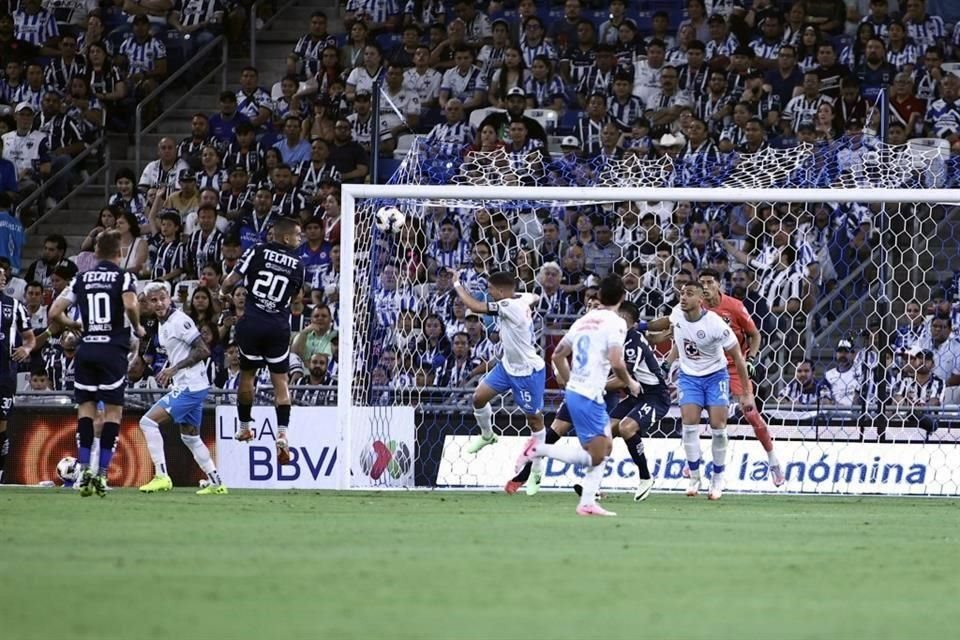 Ignacio Rivero salta para rematar con la cabeza y marcar el primer gol del Cruz Azul.
