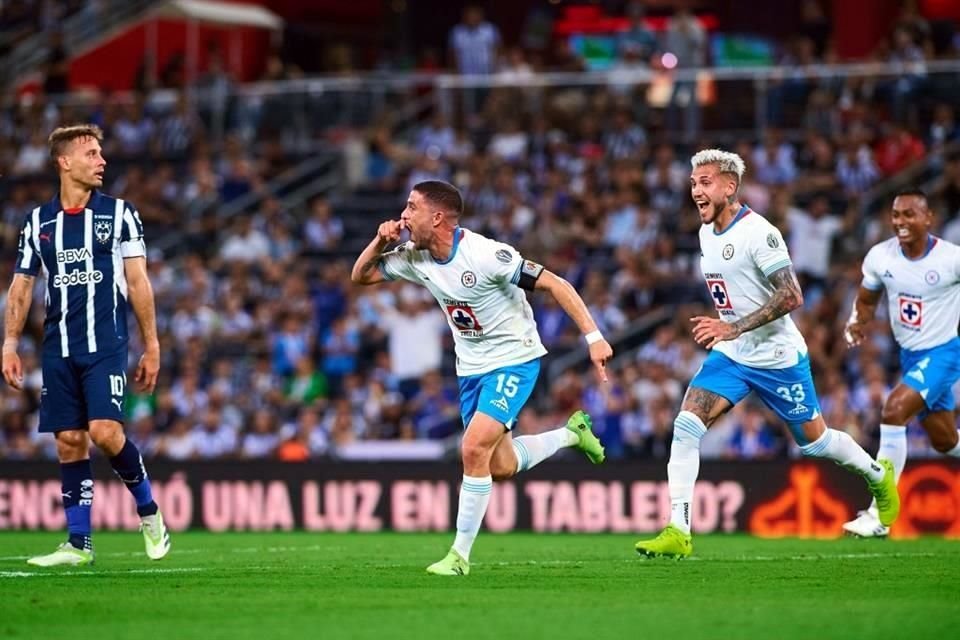 Ignacio Rivero celebra el primero gol del Cruz Azul, tras rematar con la cabeza un servicio de tiro de esquina.