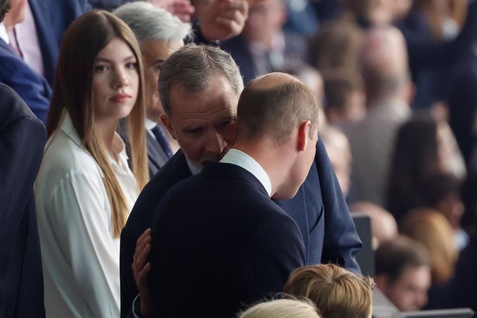 El monarca español tuvo una charla discreta con el Príncipe Guillermo.