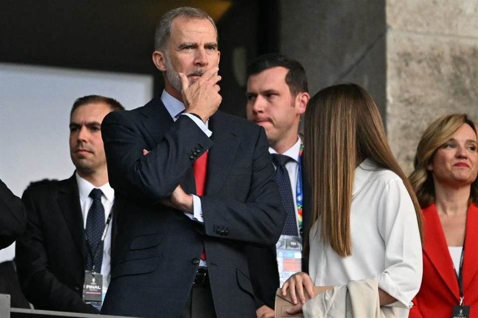 El rey español no apartó mirada hacia la cancha durante los últimos minutos del partido.