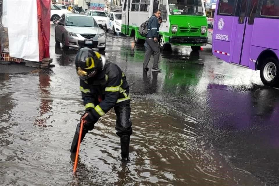 En la Avenida Paseo Dalias hubo una acumulación de agua.