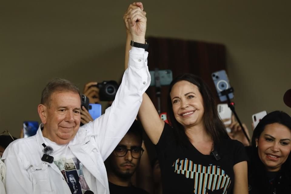 El candidato de la oposición venezolana Edmundo Gonzalez y la líder María Corina Machado durante un acto de campaña en la Universidad de Venezuela.