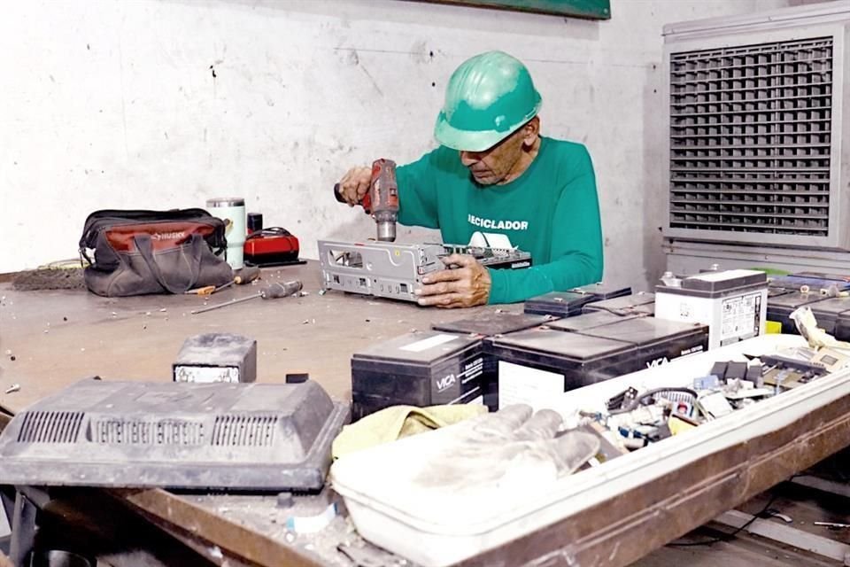 Promueve reciclaje de basura electrónica