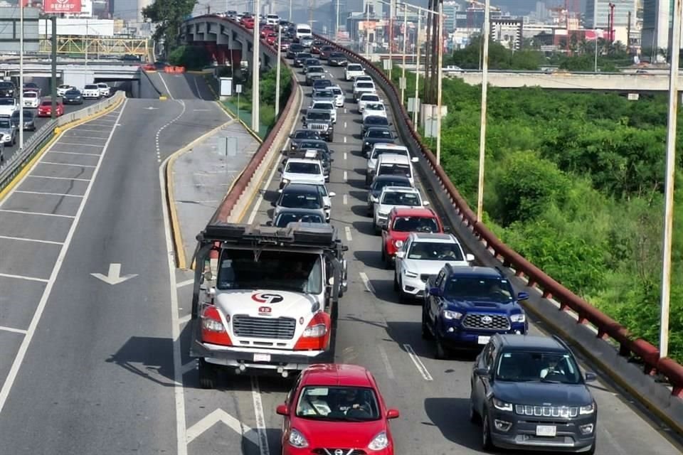 La reducción de carriles exprés de Morones Prieto a la altura del Multimodal Zaragoza provocó congestionamiento vial en la zona.